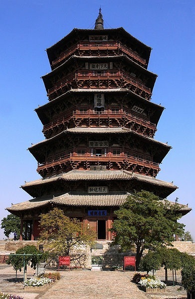 Quel lieu de culte bouddhiste en forme de tour est utilisé pour exposer des reliques ?