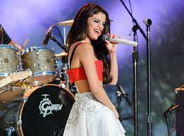 De 2011 à 2014, Selena Gomez était complètement dingue d'une star qu'elle disputait avec Taylor Swift. Qui était-ce ?