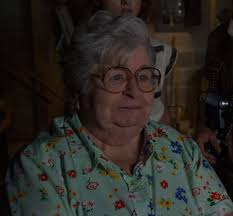 Comment s'appelle la grand-mère qui mange du terreaux dans la saison 3 ?
