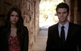 Elijah est-il déjà sorti avec Catherine ?