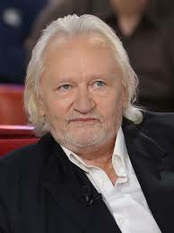 Acteur franco-danois mort le 1/12 à 75 ans, il a joué dans "Un prophète", "De battre, mon cœur s'est arrêté" et "Quai d'Orsay" pour lesquels il reçu un Oscar de meilleur acteur pour un second rôle ?