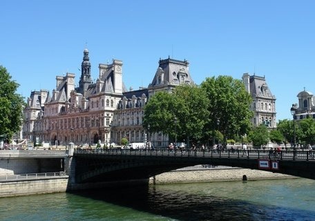Quel pont de Paris relie l'Hôtel de ville sur la rive droite à l'Hôtel-Dieu sur l'île de la Cité et porte le nom d'une victoire remportée par Napoléon Bonaparte ?