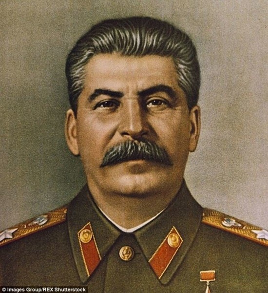 Dans un contexte international de plus en plus tendu par la montée en puissance de l'Allemagne hitlérienne, Staline engage l'Union soviétique dans des négociations avec le régime nazi qui aboutissent, en...