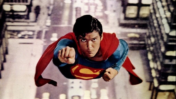 (Ostatnie pytanie z DC! Jest też łatwe.) Co jest słabością i siłą Supermana ?