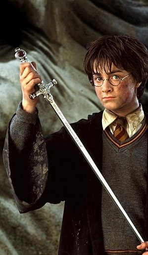 Quel nom est gravé sur l'épée que Harry utilise pour tuer le Basilic ?