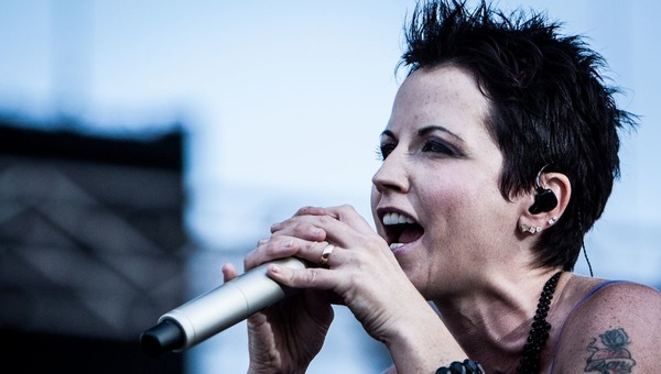 De quel groupe Dolores O'Riordan était-elle la chanteuse ?