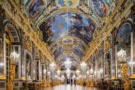 Quel architecte a conçu et construit la Galerie des Glaces au Château de Versailles ?
