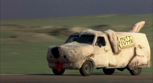 Quel animal du film Dumb & Dumber est représenté sur cette voiture telle une peluche ?