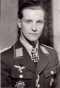 Qui a obtenu la croix du chevalier pour ses 50 victoire le 22 février 1942 ?