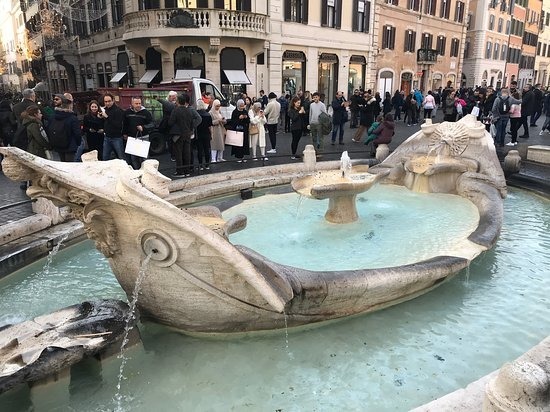 Quelle célèbre fontaine de Rome représente une barque échouée qui prend l'eau ?