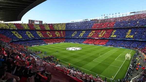 Dans quel stade le FC Barcelone accueille ses adversaires depuis 1957 ?
