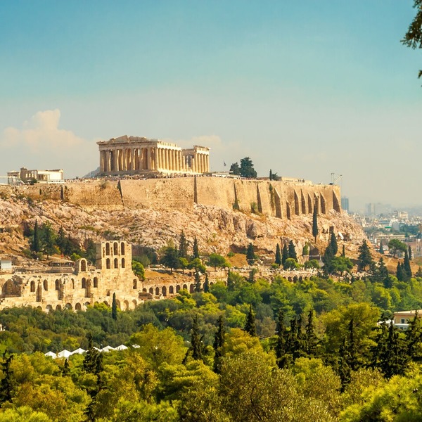 Quel célèbre sanctuaire est situé au centre de la ville d'Athènes ?