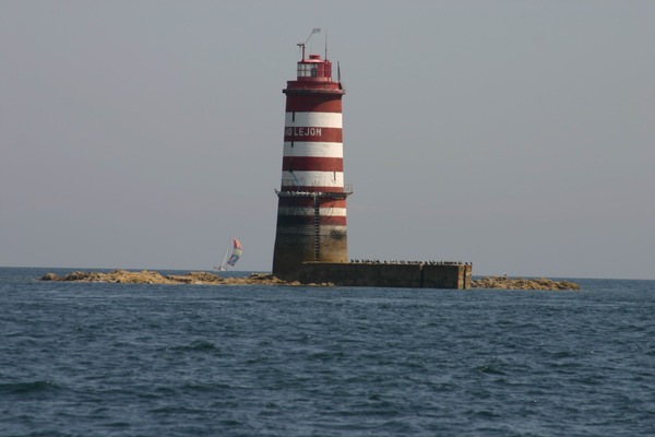 Quel phare est situé en mer à 9 milles de Saint-Quay-Portrieux. Il indique l'entrée de la baie de Saint-Brieuc. En 1960, le phare est peint de bandes rouges et blanches.