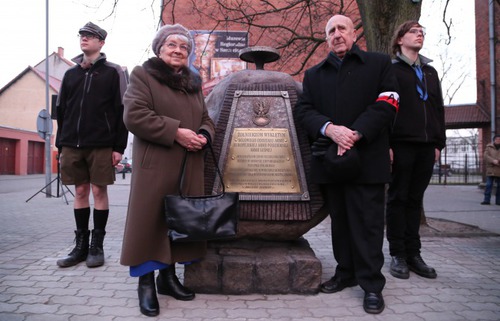 Przy Muzeum Regionalnym u zbiegu ul. Szkolnej i ul.1-go Maja znajduje się kamień z okolicznościową tablicą,   upamiętniającą bohaterów ziemi szczecineckiej :