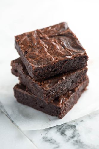Quel ingrédient n’est pas essentiel à la préparation d’un brownie ?