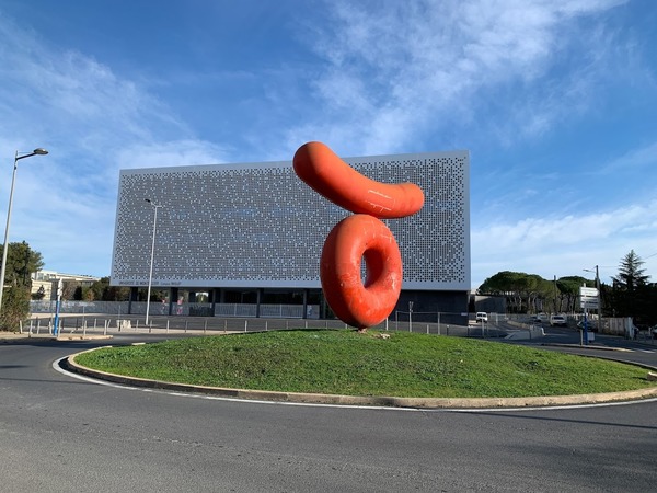 Comment s’appelle cette sculpture située devant la faculté des sciences à Montpellier ?