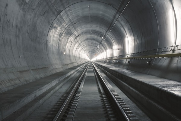 En 2016 s'ouvre le tunnel ferroviaire de base du Saint-Gothard qui est le plus long au Monde. Où se trouve-t-il ?