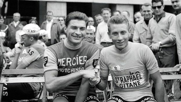 Qui est aux côtés de Raymond Poulidor sur cette image ?