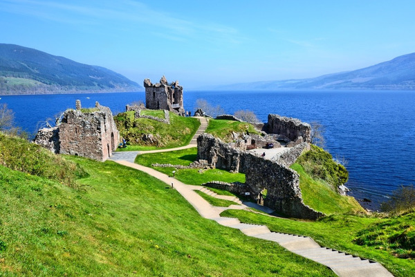 Dans quel pays se trouve le célèbre lac du Loch Ness ?