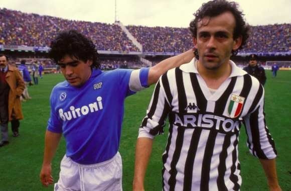 En 1990, que remporte-t-il a nouveau avec Naples ?