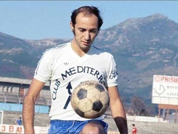 1983 : Qui est ce footballeur qui nous quitte tragiquement le 28 janvier ?