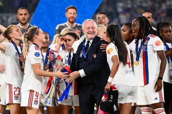 A ce jour (2023), combien de Ligue des Champions Jean-Michel Aulas a-t-il remporté avec son équipe féminine ?