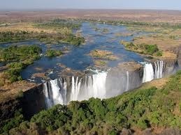 Géographie - Les chutes Victoria se situent à la frontière entre...