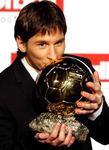 En quelle année Messi a-t-il gagné le ballon d'or avec une large victoire, record dans l'histoire du trophée ?