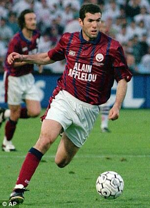 En 1996 avec Bordeaux, il perd la double finale de la Coupe UEFA contre ......