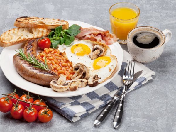 Comment s'appelle le petit déjeuner traditionnel en Irlande du Nord ?