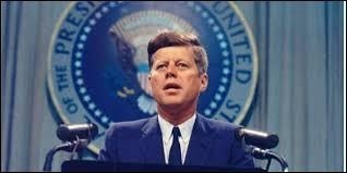 John Fitzgerald Kennedy est le premier président américain assassiné au cours de son mandat.