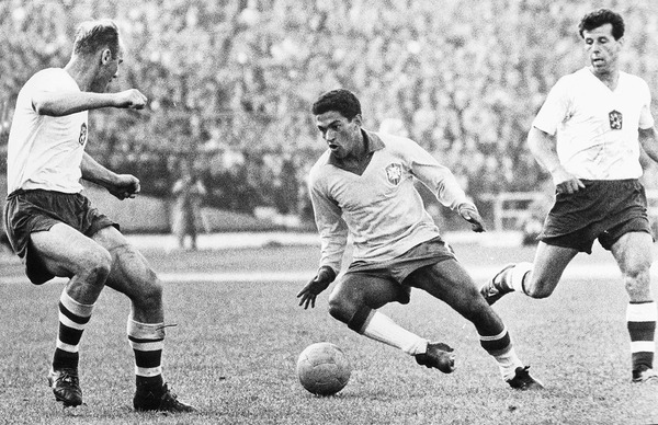 Meilleur buteur, Garrincha est également élu meilleur joueur de ce Mondial chilien.