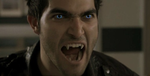 Pourquoi les yeux de Derek sont-ils bleus ?