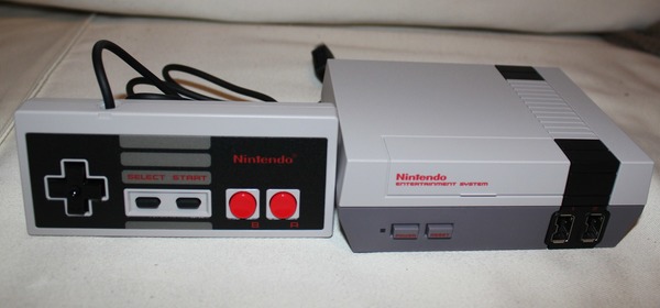 Plus de 20 ans après sa fin de production, une version modifiée de la NES est sortie, il s'agit de ....