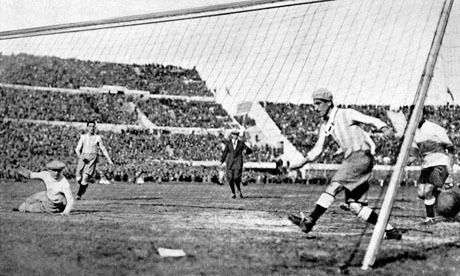 Sur quel score les uruguayens remportent-ils cette finale et donc la première Coupe du Monde de l'Histoire ?