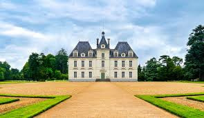 À quel personnage de bande dessinée, le Château de Moulinsart est-il associé ?