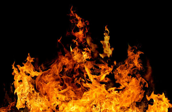 Quand quelqu'un veut empirer une situation, que jette-t-il sur le feu ?