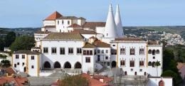 Quelle est cette ville historique située à une trentaine de kilomètres de Lisbonne ?