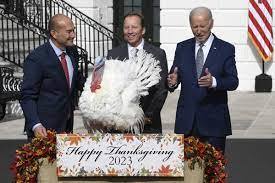 Who pardons two turkeys for Thanksgiving ?