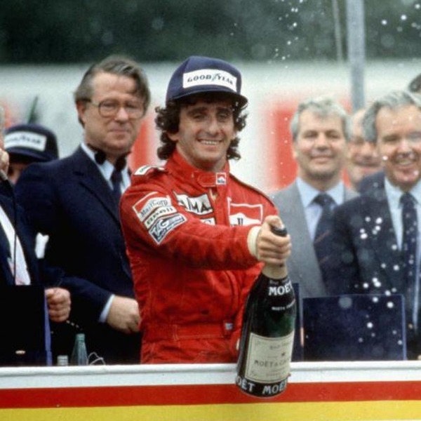 En 1985, Alain Prost est Champion du Monde de F1. Il est le premier français à remporter ce titre.
