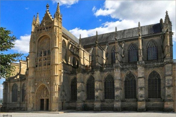 Sur combien de siècles, la construction de la cathédrale Saint-Étienne de Limoges s’est-elle étendue ?