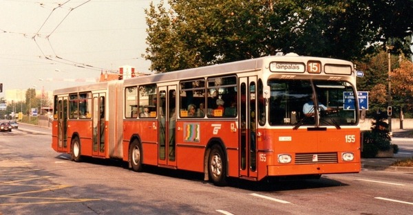 De quelle couleur étaient les premiers autobus roulant dans la ville de Genève ?
