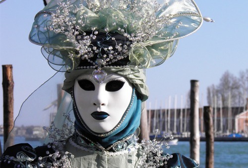Quel est le nom de ce type de masque blanc emblématique du carnaval de Venise ? Quel est le nom de ce type de masque blanc emblématique du carnaval de Venise ?