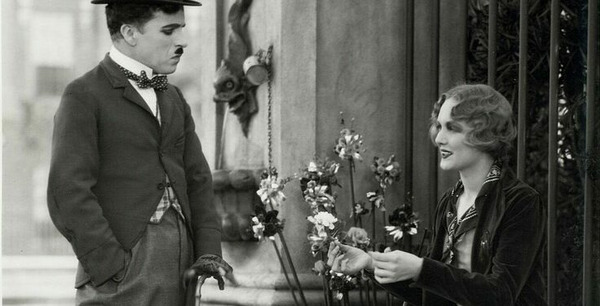 Dans "Les Lumières de la Ville" de 1931, quelle est la particularité de la fille dont Charlot tombe amoureux ?