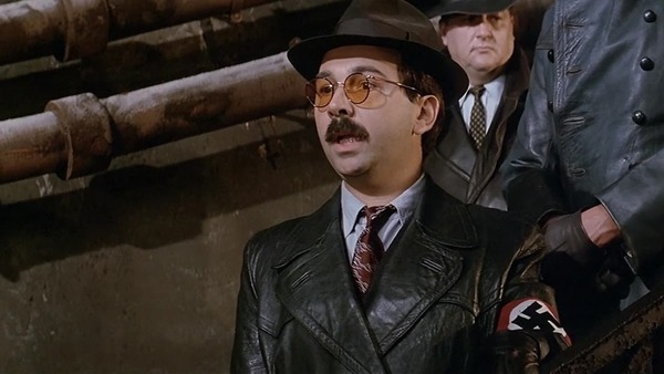 Dans ce film, Gérard Jugnot est Adolfo Ramirez, agent de la Gestapo, et Jacques Villeret est le demi-frère d'Hitler !
