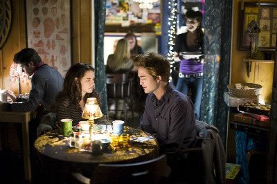 Quelle excuse trouve Edward à Bella lorsqu'elle lui demande pourquoi il ne mange pas ?