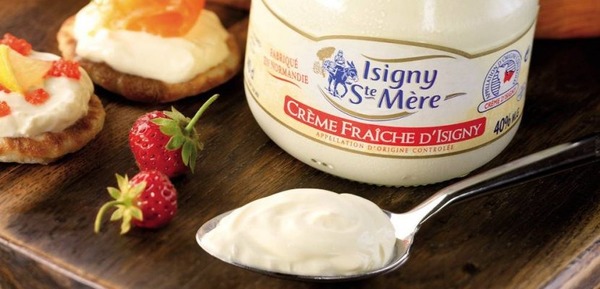 La Normandie peut s’enorgueillir de produire la seule crème fraîche bénéficiant d’une AOP. Laquelle ?