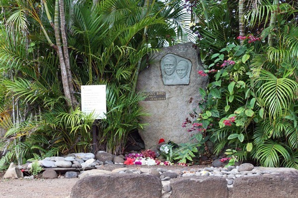 À côté de quel peintre Jacques Brel est-il enterré aux îles Marquises ?