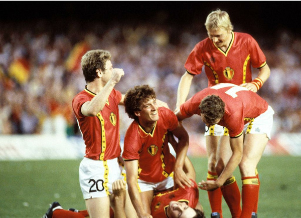 Les belges arrivent motivés en Espagne pour le Mondial 82. Ils finissent premiers de leur groupe de poules.