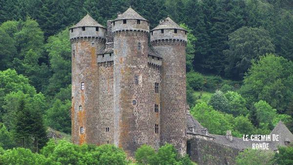 Comment appelle-t-on la plus haute tour d'un château-fort ?